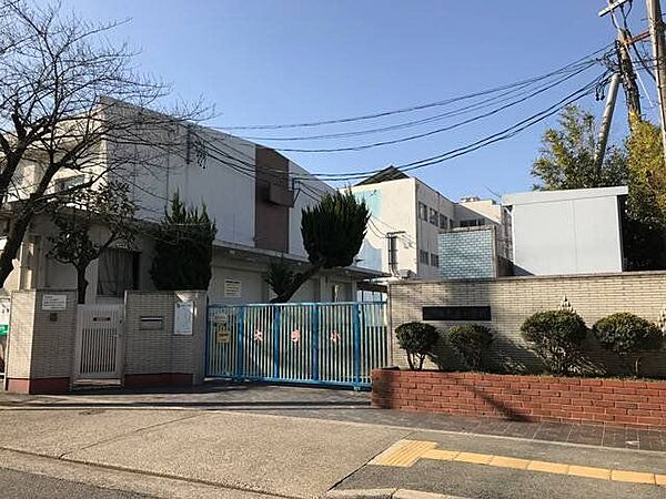 大手小学校■創立88年目を迎える港近くにある学校です。 「強く・正しく・美しく」の校訓のもと、毎日明るく元気な笑い声とともに学んでいます。 300m