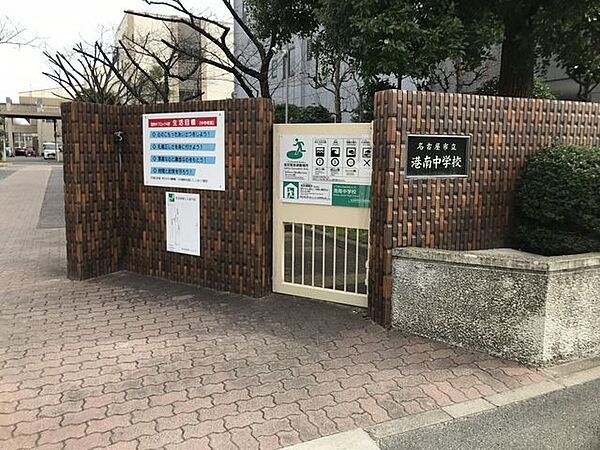 港南中学校■港南中学校では、通常の学習内容に加え、「朝の読書」に取り組んでいます。また、10個の部活動があり、それぞれ熱心に活動しています。 1500m