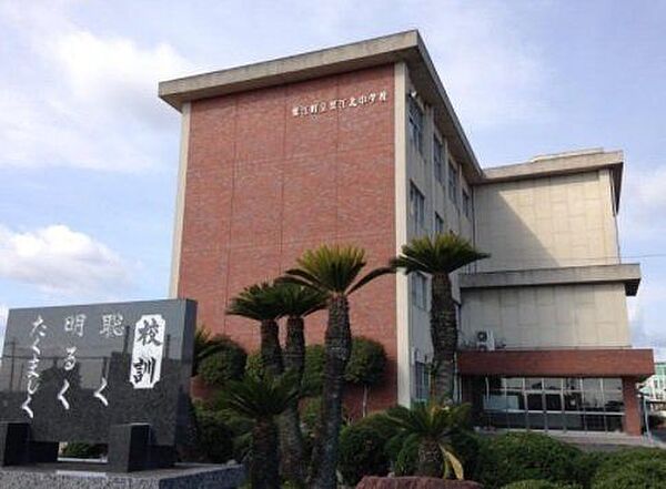 蟹江北中学校■修学旅行や野外学習など様々な行事を行っており、職場体験学習など、学活や総合の時間を使って「働くこと」についてより深く学習していく機会を設けています。 1300m