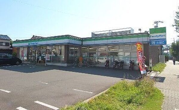 ファミリーマート岩塚本通五丁目店■「あなたとコンビに」ファミリーマート。24時間営業のコンビニは生活環境に欠かせません♪Tカードなどがご利用いただけます！ 980m