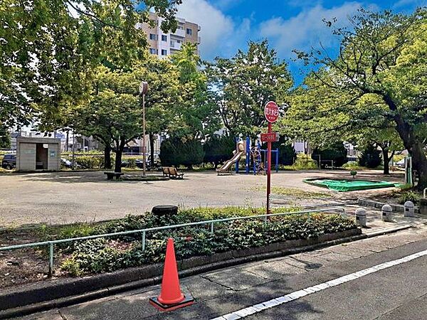 外新町公園■緑いっぱいの自然に囲まれた公園です。お父さんの休日には運動用具をもってキャッチボールしたり、サッカーしたりと幅広い遊びを可能にしてくれます。 700m