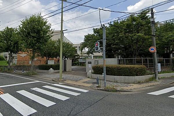 宮中学校■修学旅行や野外学習など様々な行事を行っており、職場体験学習など、学活や総合の時間を使って「働くこと」についてより深く学習していく機会を設けています。 1800m