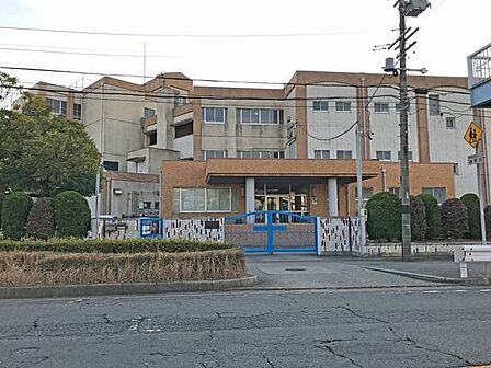 東築地小学校■目指す学校像「名古屋で一番、「あいさつ」が響く」「子どもの「よさ」を見つけ、伸ばす」「学校、家庭、地域が協力し合い、「人」を育てる」 1750m