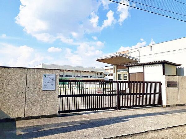 南陽東中学校■現在は、地域のボランティア活動などにも取り組み、生徒の人間教育にも力を入れています。 450m