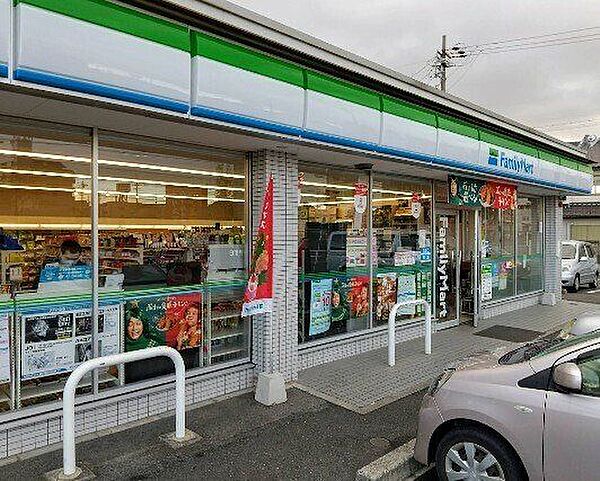 ファミリーマート中島新町四丁目店■「あなたとコンビに」ファミリーマート。24時間営業のコンビニは生活環境に欠かせません♪Tカードなどがご利用いただけます！ 650m