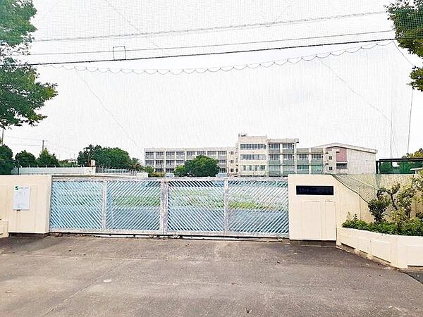 当知中学校■40年の歴史がある中学校。大通りからは1本中に入った場所に位置してますが、近くには商店等もたくさんあり賑やかな場所です。 1500m