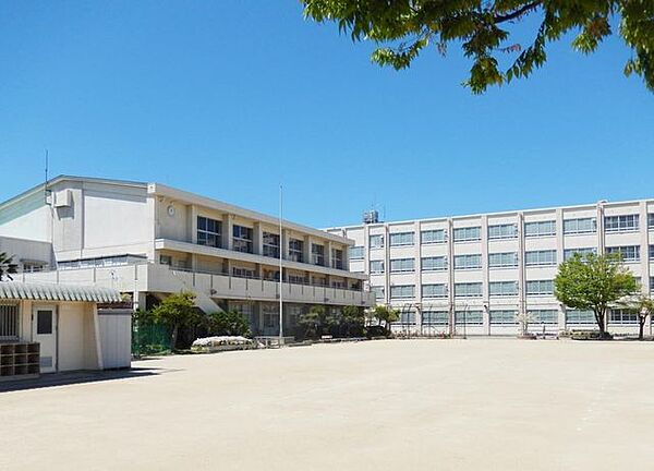 明徳小学校■校訓「強く・正しく・明るく」～教育重点目標：確かな学力・思いやりの心・たくましい心と体の育成～ 1100m