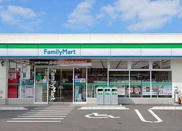 ファミリーマート港陽一丁目店■「あなたとコンビに」ファミリーマート。24時間営業のコンビニは生活環境に欠かせません♪Tカードなどがご利用いただけます！ 540m