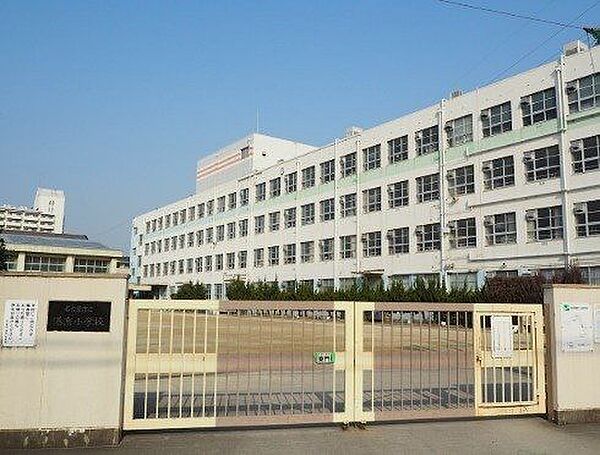 港楽小学校■温かい心の交流を図る中で、一人一人の資質と能力を伸ばすとともに、感性豊かに、たくましく生きる児童の育成を目指しています 200m