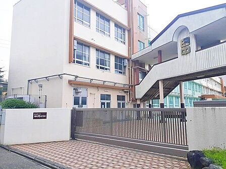 日比野中学校■修学旅行や野外学習など様々な行事を行っており、職場体験学習など、学活や総合の時間を使って「働くこと」についてより深く学習していく機会を設けています。 770m