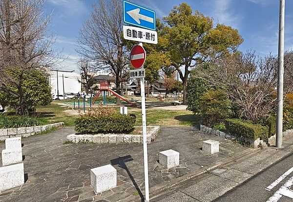 愛知公園■緑いっぱいの自然に囲まれた公園です。お父さんの休日には運動用具をもってキャッチボールしたり、サッカーしたりと幅広い遊びを可能にしてくれます。 190m