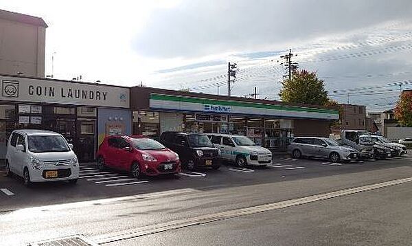 ファミリーマート中川舟戸店■「あなたとコンビに」ファミリーマート。24時間営業のコンビニは生活環境に欠かせません♪Tカードなどがご利用いただけます！ 290m