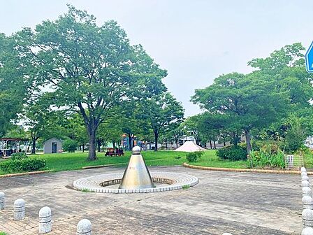 十一屋第二公園■緑いっぱいの自然に囲まれた公園です。お父さんの休日には運動用具をもってキャッチボールしたり、サッカーしたりと幅広い遊びを可能にしてくれます。 390m