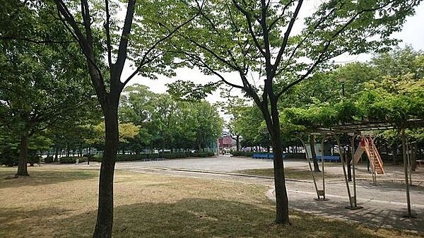 当知中央公園■近隣には商業施設が多く点在。緑も多く、季節ごとの自然にも触れられるほか、ブランコや鉄棒・すべり台などの遊具も設置されており、遊具遊びも楽しむことができます。 670m