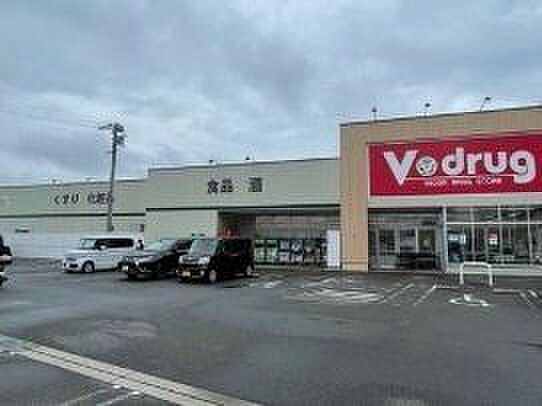 V・drug蟹江本町店■医薬品・化粧品・日用雑貨などを取り扱っており、処方箋の受け取りも可能です。食品はもちろん、お弁当や、総菜などもあるので、とても便利ですね！ 90m