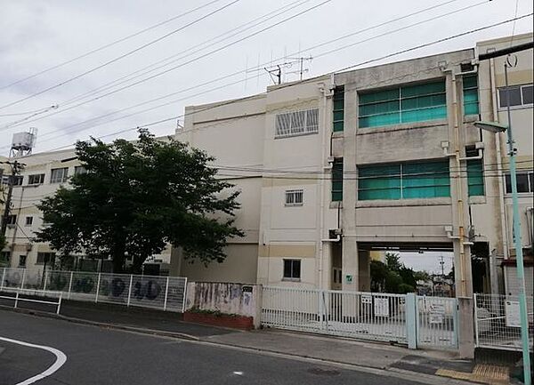 岩塚小学校■年間を通してさまざまな行事が予定されています。授業参観もあり、子ども達の充実した学校生活を見学することもできます。 490m