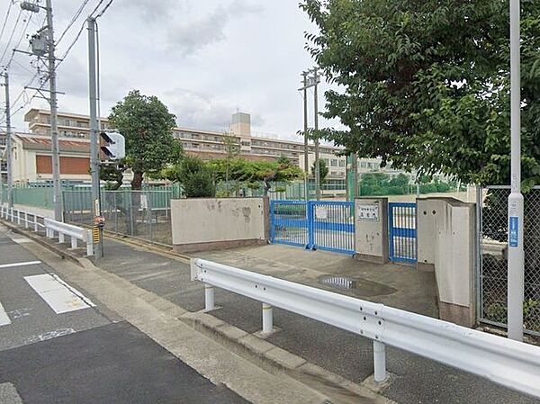 御田中学校■修学旅行や野外学習など様々な行事を行っており、職場体験学習など、学活や総合の時間を使って「働くこと」についてより深く学習していく機会を設けています。 960m