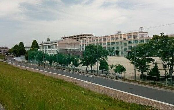 中根小学校■年間を通してさまざまな行事が予定されています。授業参観もあり、子ども達の充実した学校生活を見学することもできます。 350m