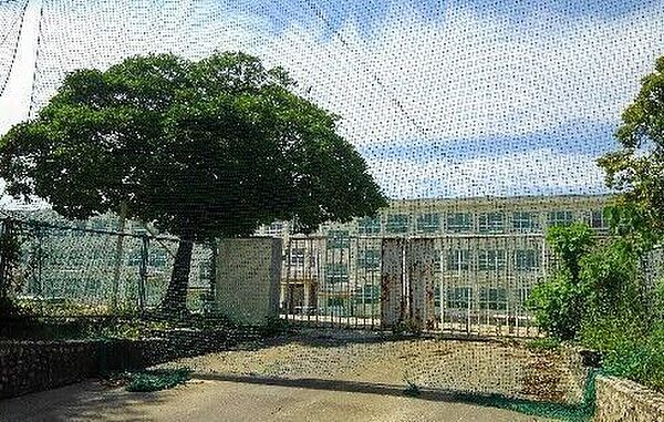 萩山中学校■修学旅行や野外学習など様々な行事を行っており、職場体験学習など、学活や総合の時間を使って「働くこと」についてより深く学習していく機会を設けています。 1400m