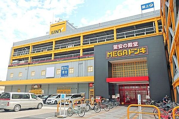 MEGAドン・キホーテUNY東海通店■「コンビニエンス＋ディスカウント＋アミューズメント」の三位一体を店舗コンセプトとする総合ディスカウントストア。 270m