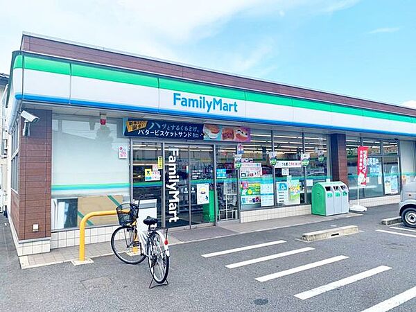 ファミリーマート港十一屋店 90m