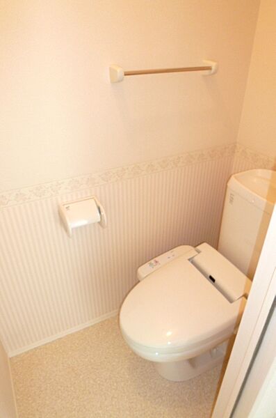 画像20:落ち着いた色調のトイレです