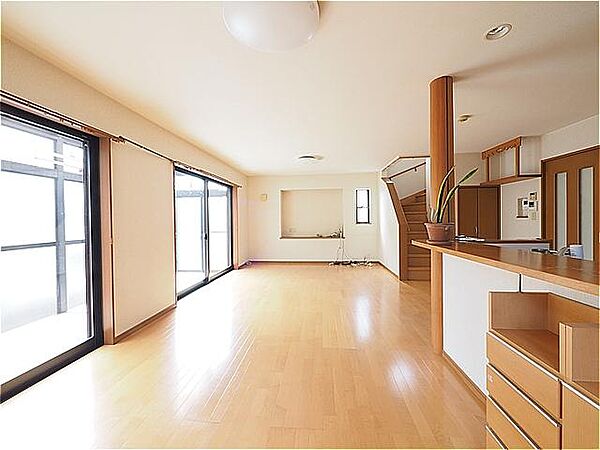 リビングは広々22帖え。南向きの開口部が多く明るい室内が特徴です。