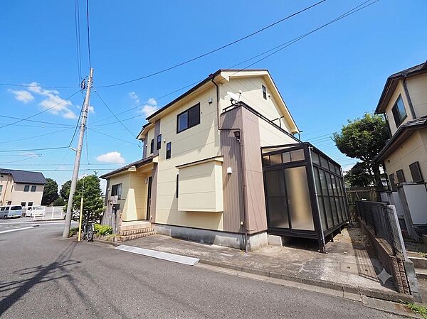 建物南側にはサンルームを設置。南向きの明るい住宅です。