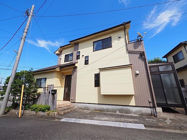 玄関までのアプローチはスロープと階段があります。ベビーカーや車いすなどでも便利です。