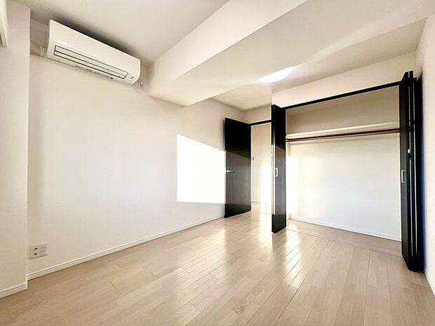 居室にはクローゼットを完備！自由度の高い家具の配置がかなうシンプルな空間です。