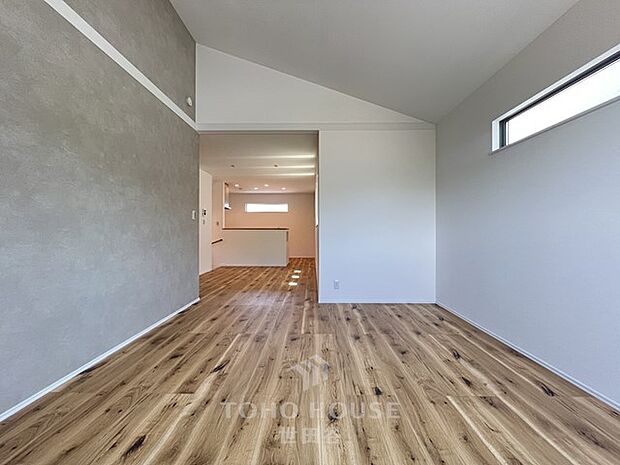 木のぬくもりが感じられるナチュラルな雰囲気に仕上がった室内。ふんだんに陽射しが注ぐ明るいリビングには家族が自然と集い笑顔に。