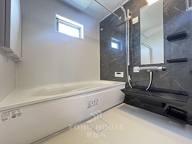 1日の疲れを癒すユニットバス。柔らかな曲線で構成された半身浴も楽しめるバスタブが心地よさをもたらします。