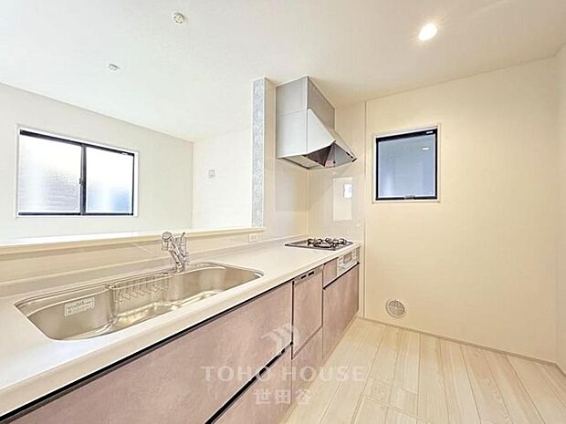 お洒落な内装に似合う、シンプルでスタイリッシュなキッチン。見た目と機能性のバランスが大事なポイントです。