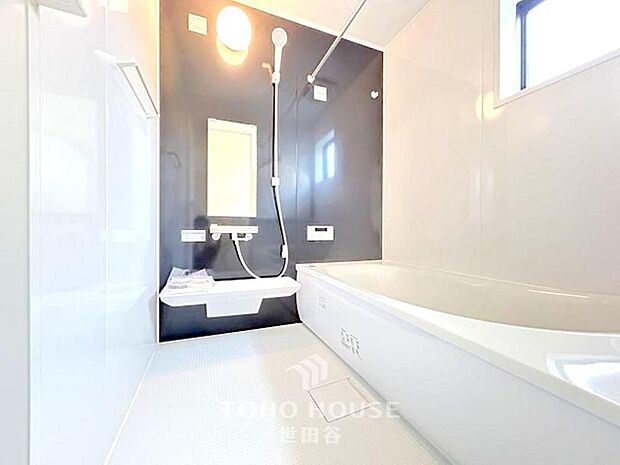 「一日の疲れを落としてくれる場所は、一番落ち着く場所でなければならない」高級感溢れるカラーと大きさ・柔らかな曲線で構成された半身浴も楽しめるバスタブが心地よさをもたらします。