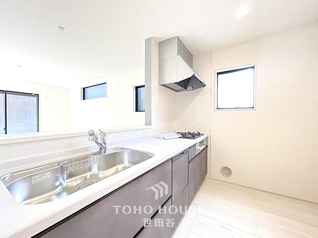 ナチュラルカラーで統一されたキッチンは、ご家族を見守る事の出来る生活導線上に配置。皆が集まるＬＤＫを見ながら振るう料理は、愛情と温もりが詰まった素敵なモノになりそうですね。