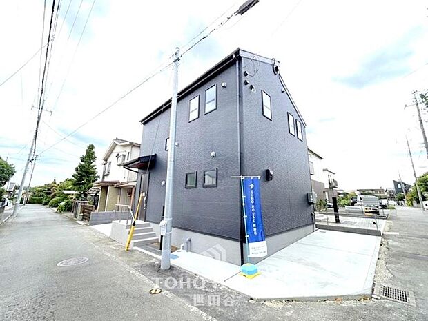 街に溶け合う美しい景観を生みだしているにも関わらず、採光や風通しを考えて設計された間取り。近隣との視線を考え、街全体で調整される窓位置。外観だけでなく、そこに住まうご家族の心地よさを最優先しました。