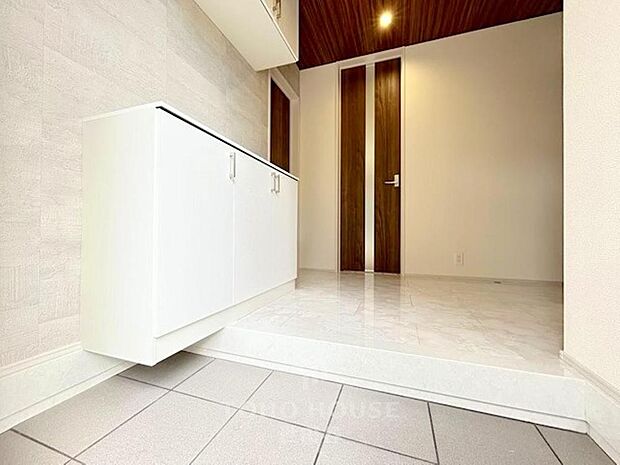 家の顔となる玄関。 収納部分を多く採用し、スッキリとした広さを確保出来ました。ゲストを迎え入れても安心の空間です。