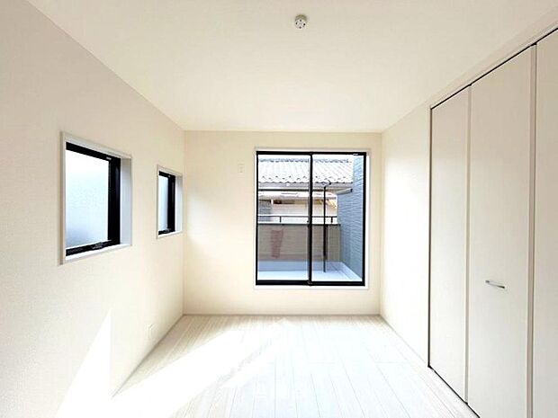 大きな窓からたっぷりと陽光が注がれる明るい空間。家族の成長に対応できる永住仕様の間取り。一日の疲れを癒やしてくれる、時を忘れて過ごせる空間。