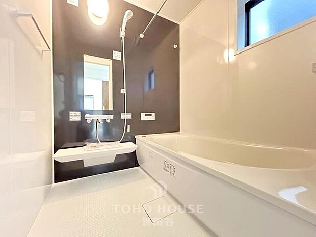 一日の疲れを癒してくれる場所ですので、空間自体も落ち着きのあるカラーで纏めて、全体的にゆったりとした雰囲気を演出しております。お子様と一緒に入浴頂ける十分な広さもございます。