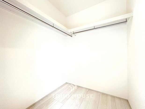 収納がとにかく多いこちらの間取り。スーツやコートにジャケット、季節物の家電といった使わないものも全て収納へしまっておけそうですね。