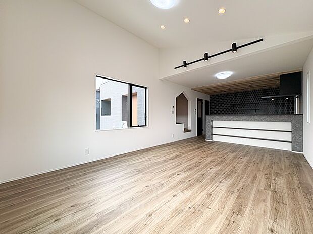 令和8年1月完成。18帖LDKは勾配天井。南向き・陽当り良好です◎