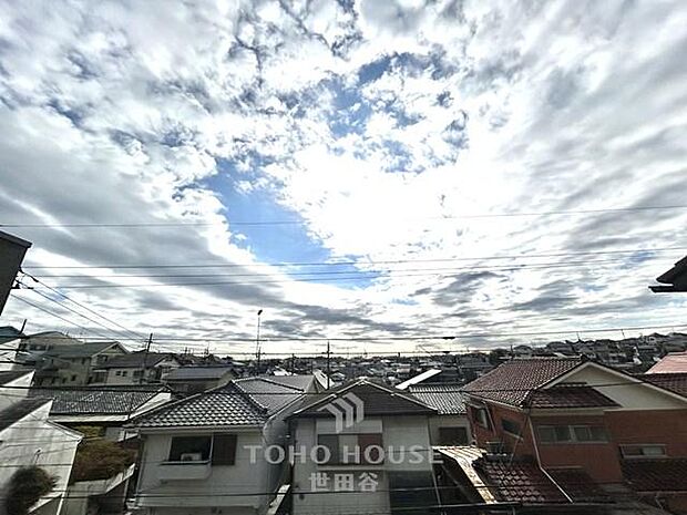 手を伸ばせば、ふれることが出来そうな環境が、そのままインテリアになったような印象です。その豊かな眺望にふさわしい空間には、通風・採光にも優れ、心地よい光と風があふれています。