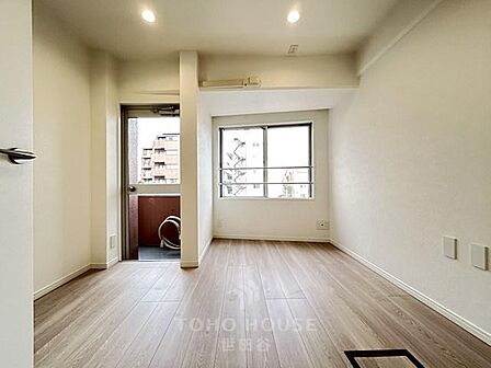 家具の配置のし易い室内です。趣味の部屋としても充分な広さを確保しております。