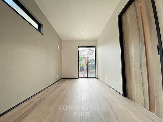 木のぬくもりが感じられるナチュラルな雰囲気に仕上がった室内。ふんだんに陽射しが注ぐ明るいリビングには家族が自然と集い笑顔に。