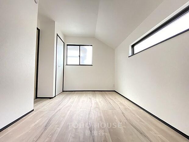 家具の配置のし易い室内です。趣味の部屋としても充分な広さを確保しております。