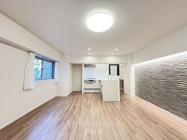 インテリアショップで見掛けた「あの家具」も置ける、ゆったりとした空間。時に広さが上質な寛ぎの時間になる事も。