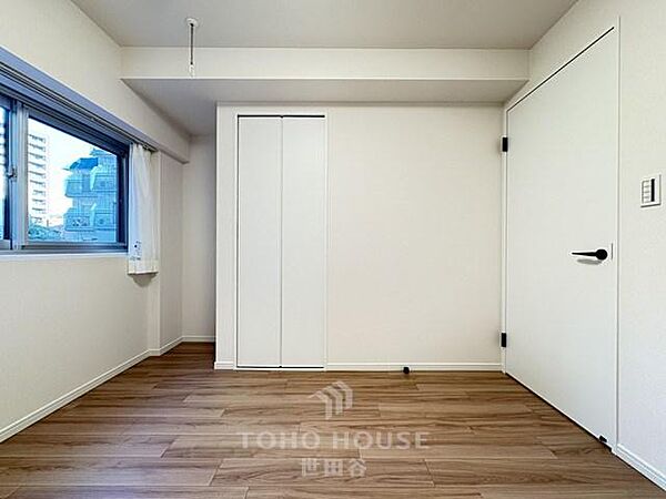 家具の配置のし易い室内です。趣味の部屋としても充分な広さを確保しております。