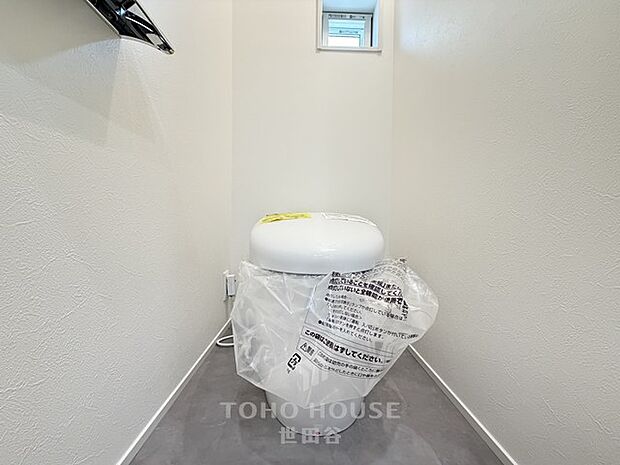 白を基調とした、シンプルながらも落ち着くデザインです。毎日に欠かせないお手洗いだからこそ、ほっと落ち着く空間としての機能を重視しています。