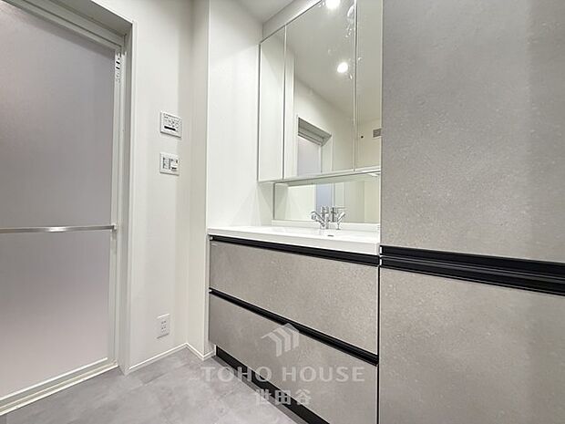 3面鏡にもなる洗面台は収納豊富ですっきり収納できますね。