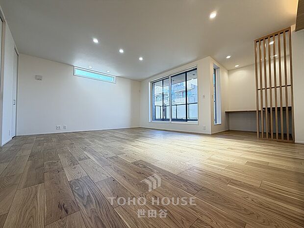 木のぬくもりが感じられるナチュラルな雰囲気に仕上がった室内。ふんだんに陽射しが注ぐ明るいリビングには家族が自然と集い笑顔に。